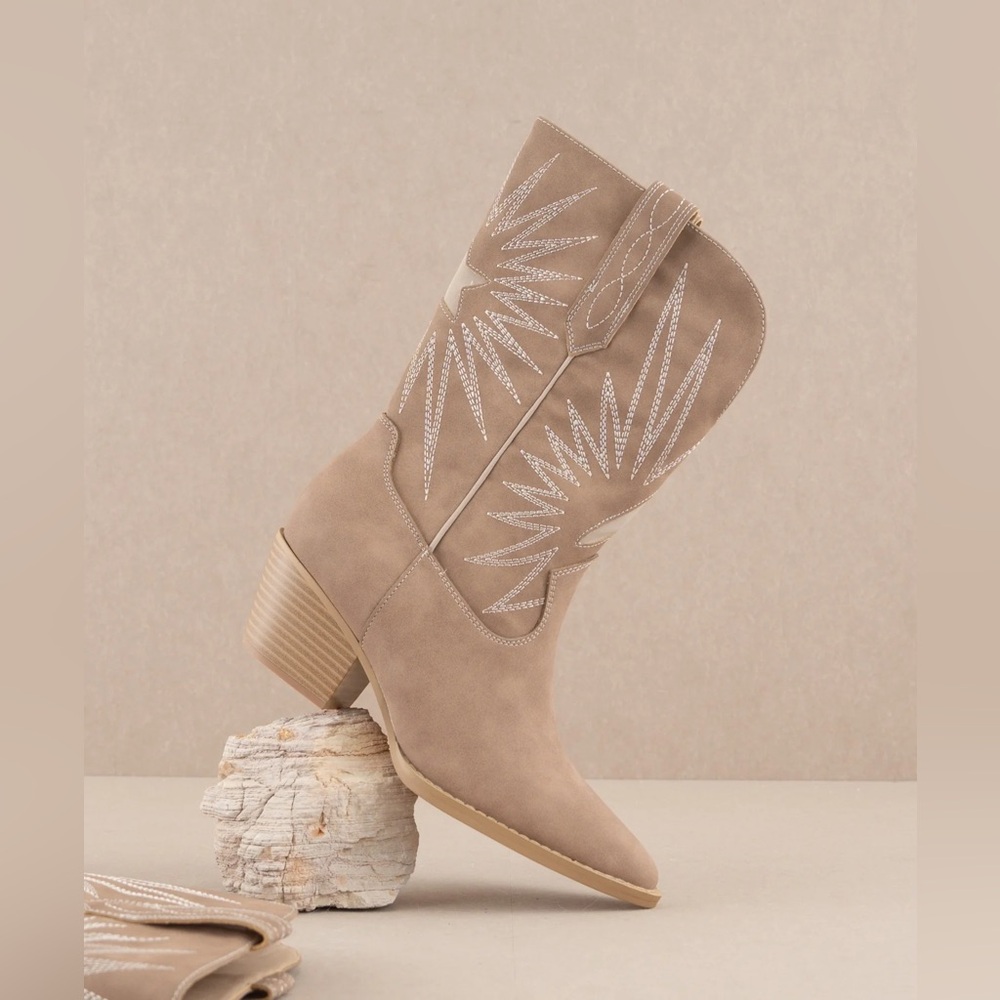 New in box vegan leather Tan Western Boots Bristol nwt